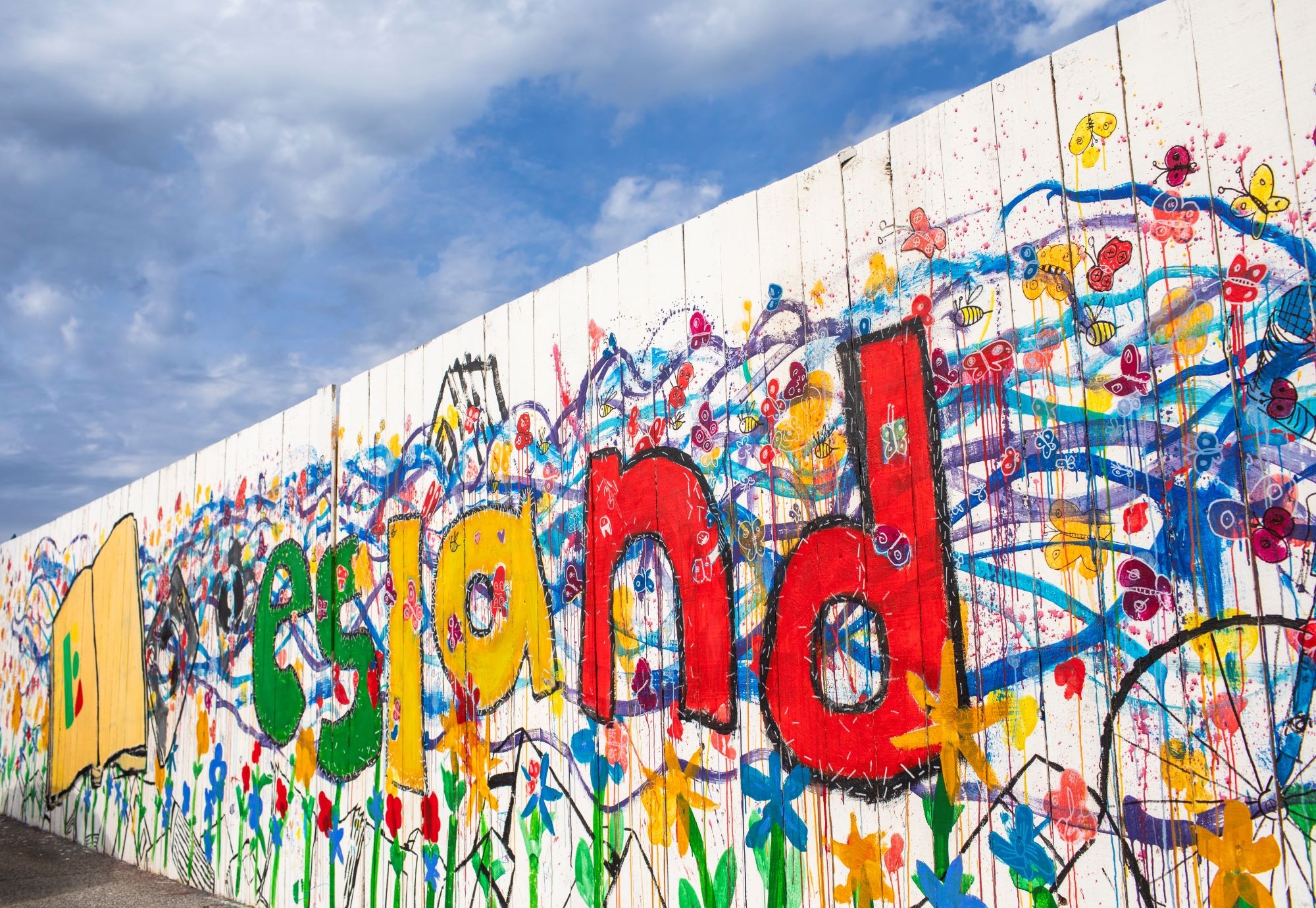 Image of word Esland graffiti on fence
